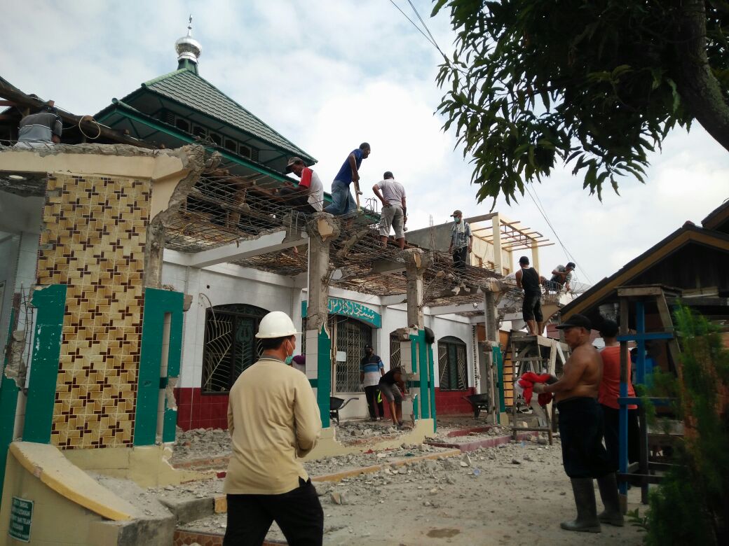 Gotong Royong Warga Masjid Darussalam